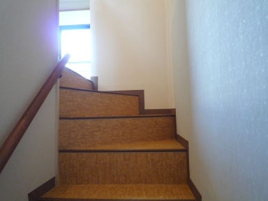 階段にクッションフロアの施工１